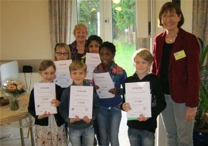 Lehrerin Frau Schiebener und Büchereileiterin Frau Langer (r.) mit den Gewinnern des Lesewettbewerbs. privat