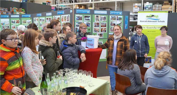 Lehrerin Katharina Leibig präsentierte die Arbeit der Ruanda-AG im Rahmen des Unterrichts der Konrad-Adenauer-Schule Treis-Karden.