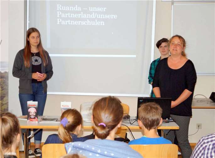 Lehrerin Nina Leibig und die Sprecherinnen der Ruanda-AG derKonrad-Adenauer-Schule engagieren sich schon seit zehn Jahrenfür zwei Partnerschulen in Ruanda.