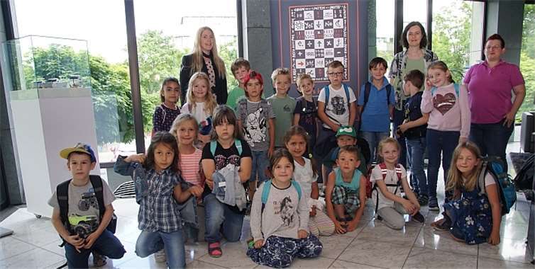 Lehrerin Stefanie Dahm von der Grundschule Melsbach (2.v.re.) und Selma Samland (begleitende Mutter) (re.) und Nadine Giejlo vom vem.die arbeitgeber e.V. (li.) mit den Kindern.Privat