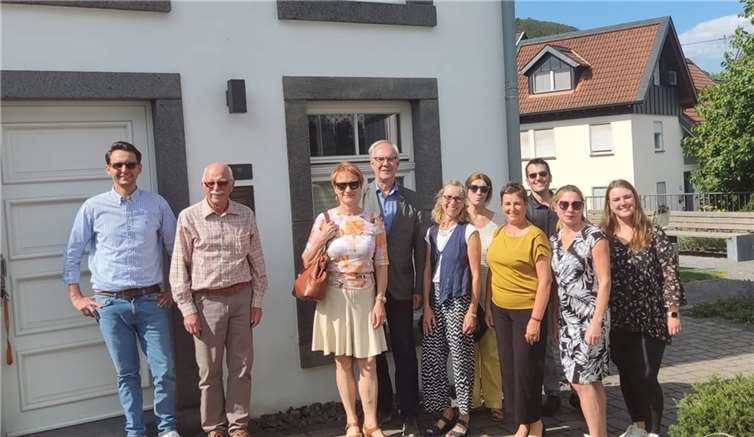 Lehrerinnen und Lehrer der Berufsbildenden Schule des Kreises Ahrweiler nach der auf pädagogische Aspekte ausgerichteten Führung beim Erinnerungsfoto vor der ehem. Synagoge Niederzissen.  Foto: Dr. Klaus Müller