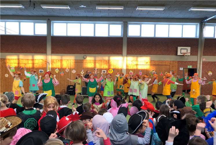 Lehrerinnen und OGS-Mitarbeiter in Pippi Langstrumpf-Kostümen empfingen die Kinder.Privat
