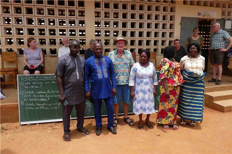 Rheinbacher Schultafeln für die Bildung in Togo Lehrerkollegium mit einer Kreidetafel aus dem SGR. Fotos: Stefan Raetz/Togo-Hilfe Rheinbach e.V.