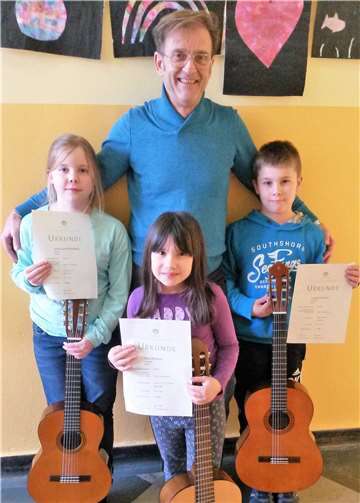 Lehrkraft Rolf Teßmann mit seinen Schüler/innen. KMS