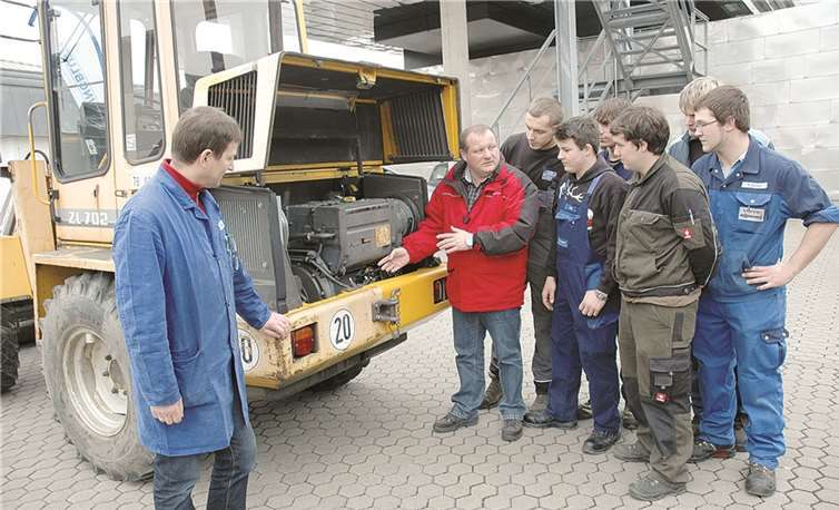 Lehrlinge zum Mechaniker für Land- und Baumaschinentechnik, HwK-Ausbilder Jörg Skiba (l.) und Rudolf Hofmann (M.) besprechen die Technik am Radlader.privat