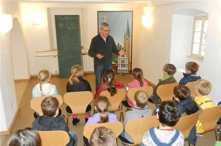 Lehrstunde über ein Denkmal.  Foto: Konrad Biewald 2014 
