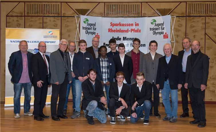 Leichtathleten der Realschule plus an der Römervilla mit ihren Trainern Peter und Harald Reif sowie Franz-Josef Baulig, Schulleiter Gerhard Müller und Sponsoren.Andrea Enderlein
