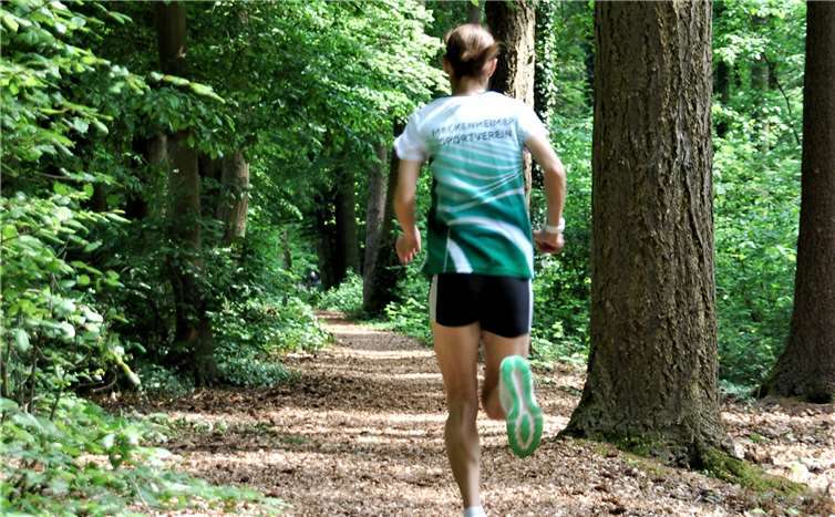 Leichtathletin des MSV Susanne Hahn auf der Finnenbahn Meckenheim.Foto: privat