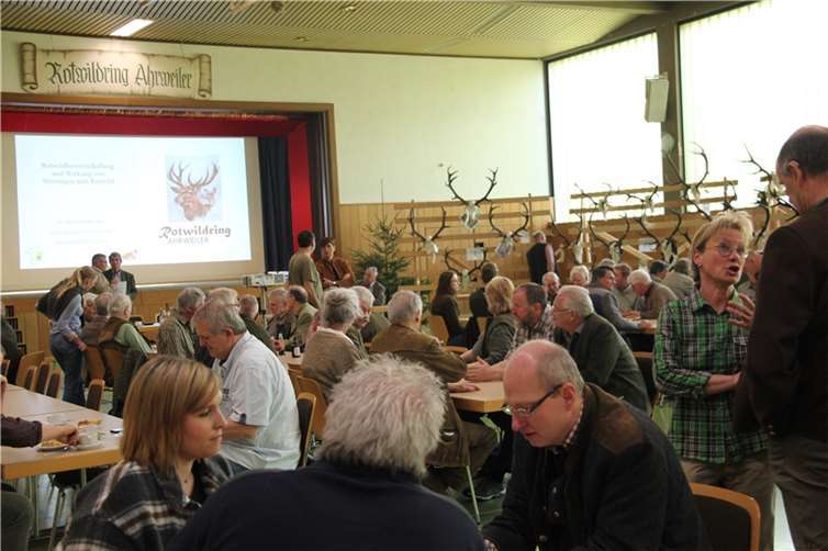 Leidenschaftliche Diskussionen und Beiträge prägten die Versammlung des Rotwildringes Ahrweiler in der Kempenicher Leyberghalle. Foto: GS