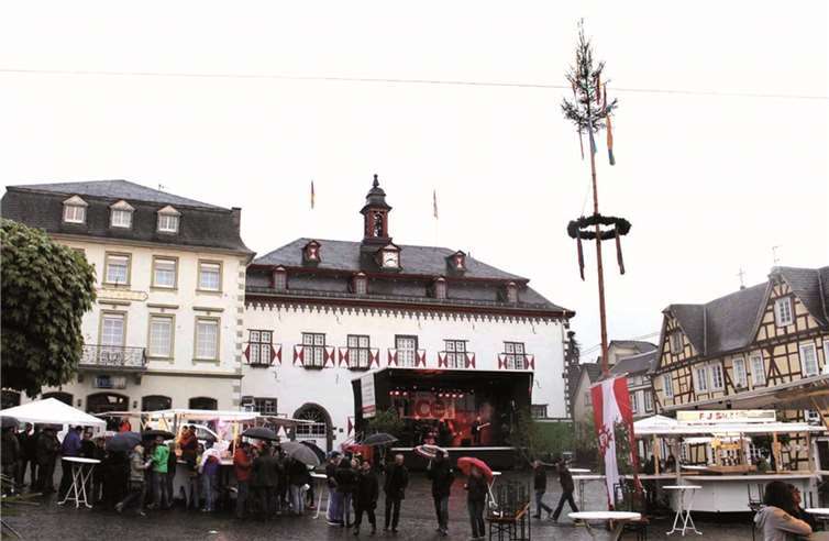 Leidern ur wenige wetterfeste Besucher konnten die Stadtsoldaten bei ihrem diesjährigen „Tanz in den Mai“ begrüßen. 