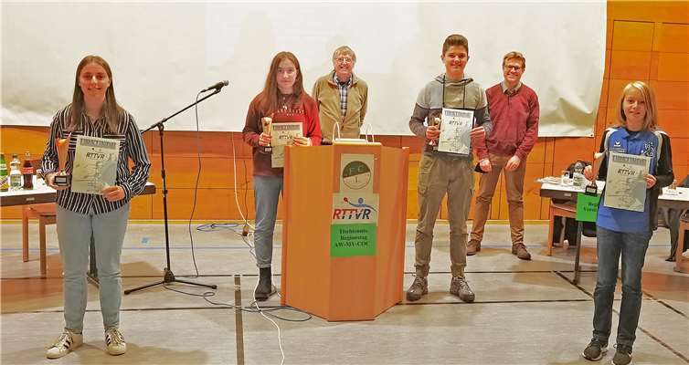 Leistungspokal mit Distanz: (v.l.n.r.) Lena Graf, Anna Lena Görgen, Moritz Ulrich und Charlotte Andres. Im Hintergrund Regionschef Ingo Terschanski und RTTVR-Präsident Felix Heinemann. Foto: BL