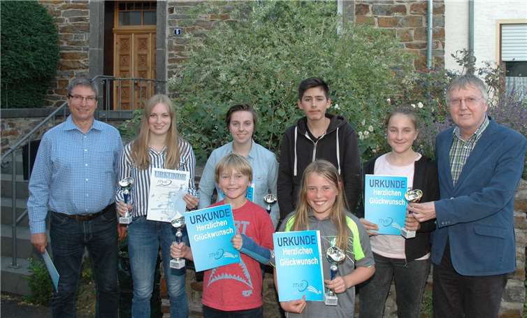 Leistungspokalgewinner: (v.l.n.r.) Jugendwart Frank Ortmeier mit Mona Scholz, Lena Graf, Gabriel Nelles und Annalena Görgen sowie Regionsvorsitzendem Ingo Terschanski. Vorne die beiden talentierten Geschwister Jamie Phillips und Lynn Ann Phillips.BL