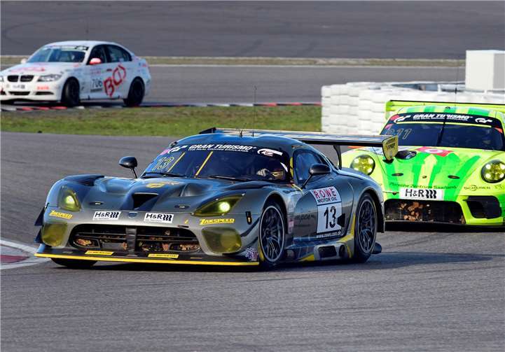 Leistungsstark zeigte sich die Zakspeed-Viperin ihrem neuen Design beim VLN Saisonfinale.