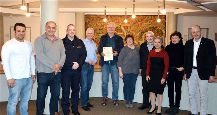 Leitenden Notarzt Dr. med. Hans Jaeger (Mitte) inmitten der Gratulanten.Uwe Rindsfüßer