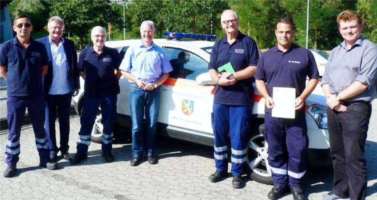 Leitender Notarzt Stephan Wagner (v. l.), Dr. Mischa von Bergh, Leitender Notarzt Frank Abraham, Landrat Frank Puchtler, der Sprecher der Leitenden Notärzte Dr. Hans Jaeger, der neu ernannte Leitende Notarzt Dr. Martin von Bergh sowie Guido Erler (Referat Katastrophenschutz der Kreisverwaltung Rhein-Lahn) vor dem neuen Kommandowagen für die Leitenden Notärzte. Rhein-Lahn-Kreis