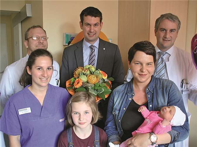 Leitender Oberarzt Dr. Sebastian Friederichs, Hebamme Ann-Julie Gotthard, Stellvertretender Kaufmännischer Direktor Achim Zenner und Chefarzt Dr. Arno Franzen gratulierten der Mutter Susanne Barz-Schilff und ihrer Familie zur Geburt von Alva. Gemeinschaftsklinikum Mittelrhein