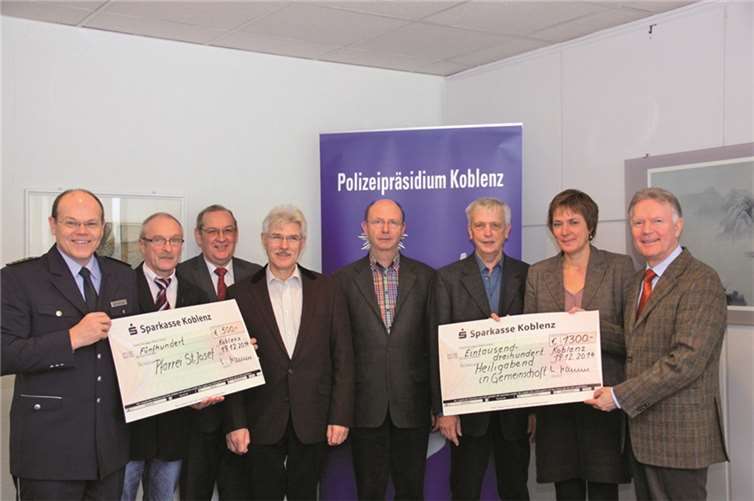 Leitender Polizeidirektor Christoph Semmelrogge, Diakon Lothar Malm, Rudolf Meid und Norbert Deurer (Polizeichor), Polizeipfarrer Reinhard Behnke, Ditmar Watermann (Polizeichor) Martina Best-Liesenfeld (Caritas) Polizeipräsident Wolfgang Fromm.privat