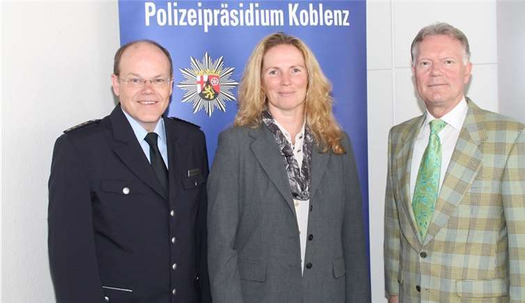 Leitender Polizeidirektor Christoph Semmelrogge, neue Amtsinhaberin Kriminaloberrätin Kathrin Süßenbach, Polizeipräsident Wolfgang Fromm. Fotos: PP Koblenz