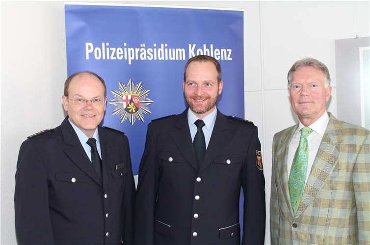 Leitender Polizeidirektor Christoph Semmelrogge, neuer Amtsinhaber Polizeioberrat Christof Weitershagen, Polizeipräsident Wolfgang Fromm
