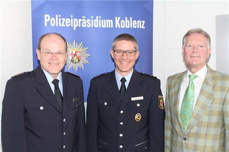 Leitender Polizeidirektor Christoph Semmelrogge, neuer Amtsinhaber Polizeioberrat Polizeioberrat Björn Neureuter, Polizeipräsident Wolfgang Fromm
