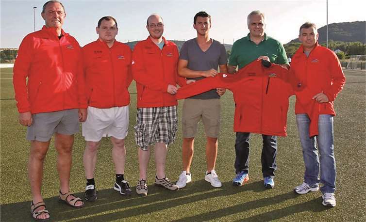 Leiter AH Dietmar Stegemann, Sponsorenbeauftragter AH Harald Mittnacht, Leiter der KSK Remagen Frank Kremer, Firma Tiefbau Wahl Julian Wahl, Firma Eifler Bergwelt Jens Reinhold, stellvertretender Leiter AH Frank Hille (v.l.).  Privat