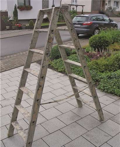 Leiter Marke „Layher“, mit einem blauem Etikett „End-kontroller 2006“. privat