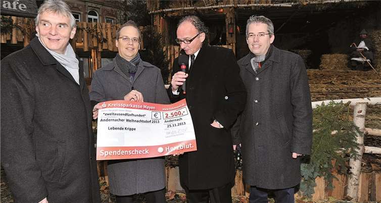 Leiter der Kreissparkassen-Filiale Andernach, Jochen Siewert (2. von links), überreichte einen Scheck in Höhe von 2500 Euro für den Erhalt der Lebenden Krippe an Oberbürgermeister Achim Hütten (2. von rechts), Bürgermeister Claus Peitz (links) und an den Geschäftsführer von Andernach.net, Christian Heller. Stadtverwaltung/Maurer