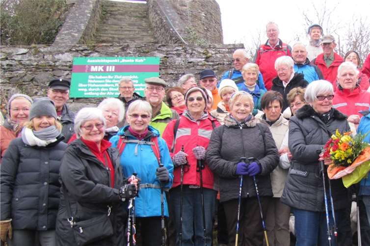 Leiter der Wandergruppe, Karl Reichle, überreicht Betti Seifert einen Blumenstrauß.privat