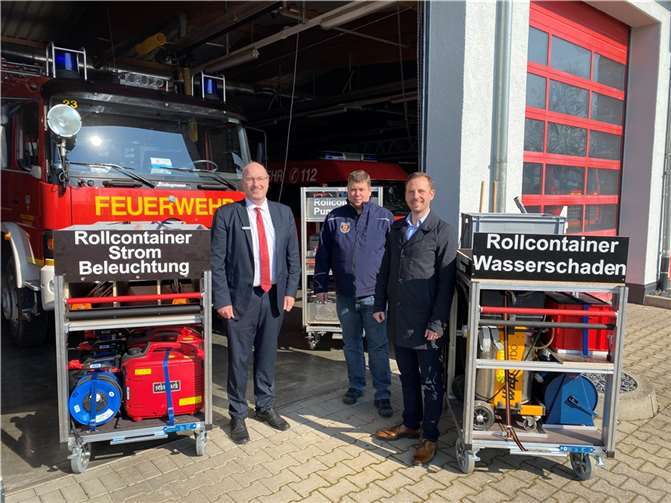 Leiter des Beratungscenter Remagen, Frank Kremer begutachtete gemeinsam mit Bürgermeister Björn Ingendahl und Wehrleiter Ingo Wolf die Rollwagen und die entsprechende Ausrüstung im Feuerwehrgerätehaus Remagen. Foto: Feuerwehr Stadt Remagen