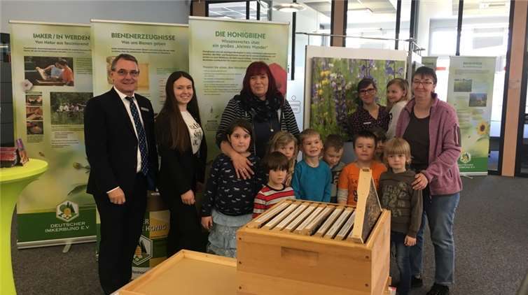 Leiter des Beratungscenters Michael Weltken (l.), Auszubildende Annika Kubach (2. v. l) und Anlageberaterin Sonja Schimig (2. v. r.) freuten sich über den Besuch der wissbegierigen Kindergartenkinder mit ihren Erzieherinnen (Bildmitte).Foto: Privat