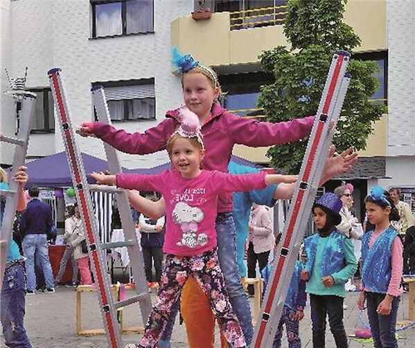 Leiterakrobaten in Aktion. Stadt Meckenheim