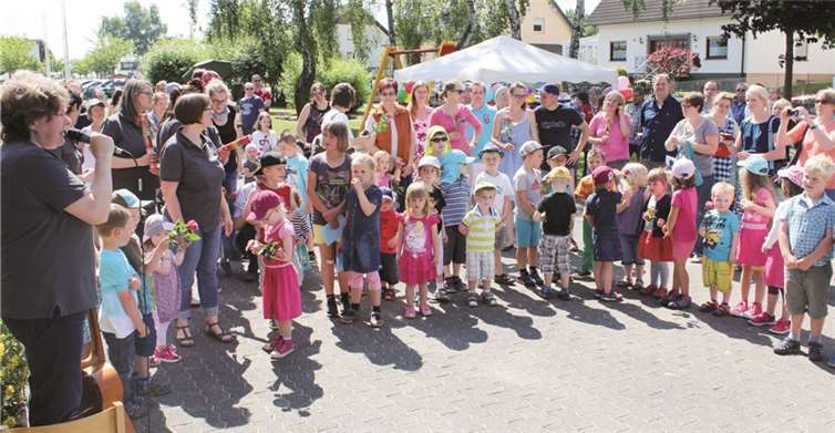 Leiterin Annett Mayer eröffnete auf dem großen Außengelände die Feier. DL