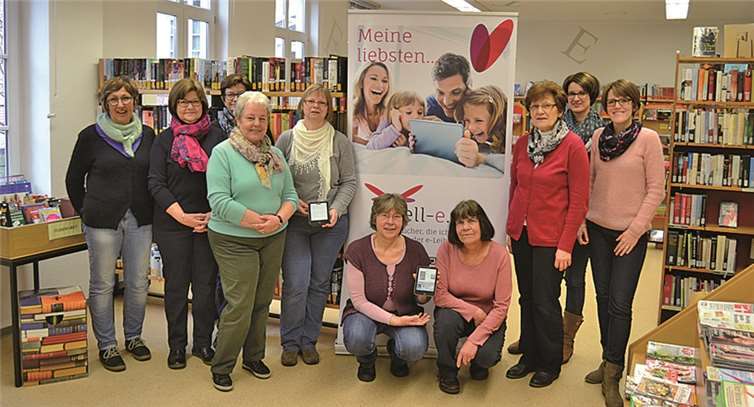 Leiterin Beate Sebastian (6.v.l.) und ihr Team möchten noch mehr Leserinnen und Leser auf die kostenlose eBook-Ausleihe www.libell-e.de aufmerksam machen. privat