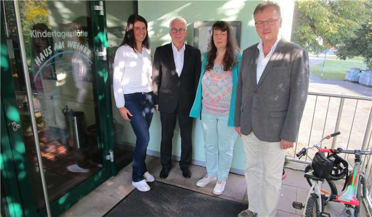 Leiterin Carmen Jacobi-Kirst, Bürgermeister Volker Mendel, Erzieherin Beate Palmen, Büroleiter Wolfgang Müller(nicht im Bild der Personalratsvorsitzende Dirk Herra).privat