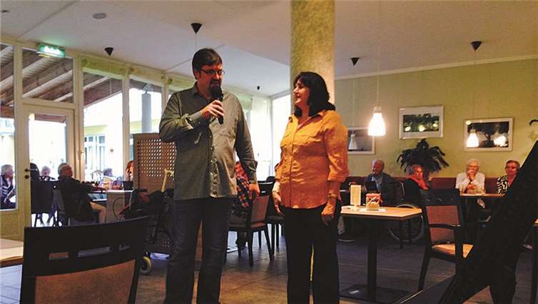 Leiterin Gisela Dröge begrüßte die zahlreich erschienenen Bewohner und Gäste zusammen mit dem Leiter der Musikschule Remagen Frank von Häfen.privat