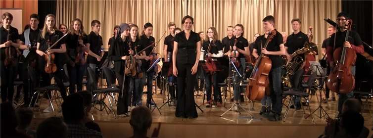 Leiterin Viktoria Nyikes (Mitte) mit ihrem Orchester nach einer Aufführung.Foto: privat