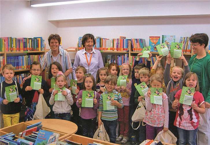 Leiterin Wilfriede Hansen (hinten Mitte) und ihr Team freuen sich mit den Kindern über deren Bibfit-Führerscheine. privat