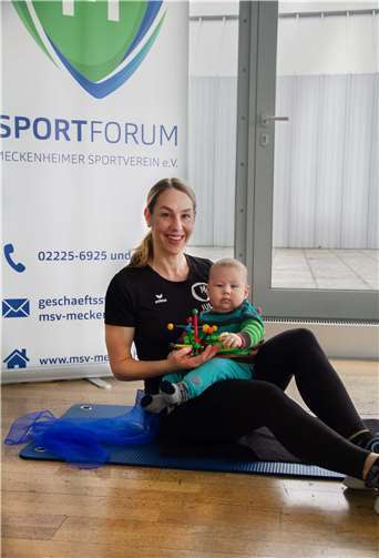 Leiterin der Krabbel- und Waldkäfer-Gruppe Julia Thimm mit ihrem Sohn Felix. Foto: privat