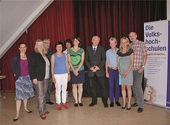Leiterinnen und Leiter großer Volkshochschulen in Rheinland-Pfalz mit Landesdirektorin Steffi Rohling (Mitte l.) und dem OB der Stadt Koblenz, Prof. Dr. Joachim Hofmann-Göttig (Mitte r.).privat