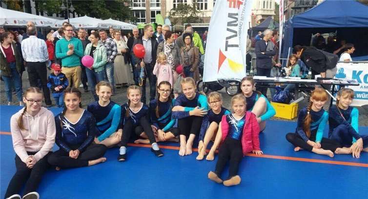 Leistungen beim Athletik-Nachwuchswettkampf Leitungsturnerinnen präsentieren sich auf großer RPR1 Bühne beim Schängelmarkt in Koblenz. Monika Fuchs