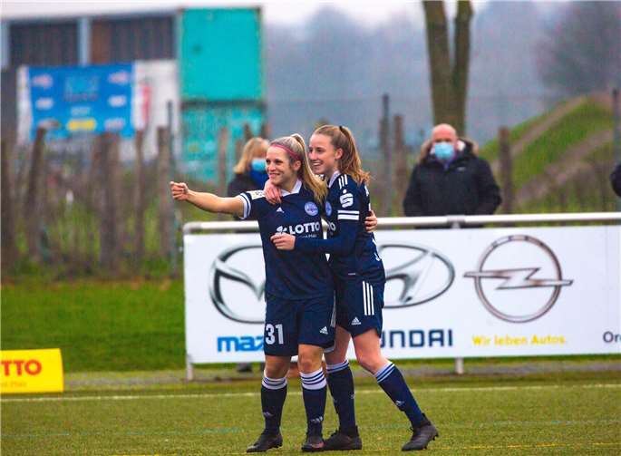 Leitwölfin Toni Hornberg gibt nach dem 2:0 die Richtung vor - „Nach vorne!“Foto: : Roland Schäfges - www.myfoto24.eu