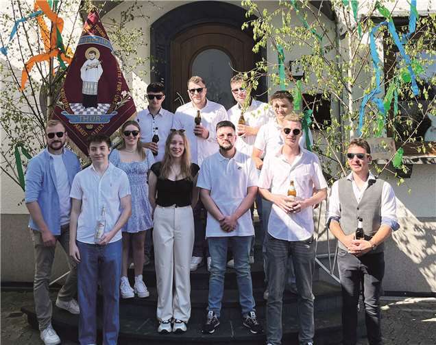 Lena Berresheim und Romano Baulig (Mitte) mit einigen Mitgliedern des Thürer Junggesellenvereins. Fotos: privat
