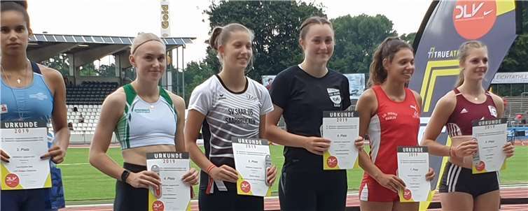 Lena Brunnhübner (3. von rechts) wurde für ihren 6. Platz geehrt. Foto: privat