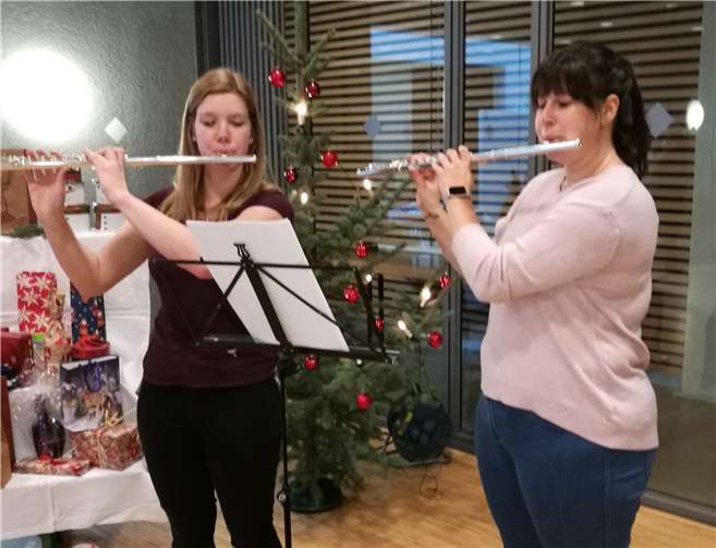 Lena Hannappel und Lisa Moskopp eröffneten die Feier mit weihnachtlichen LiedernFoto: Eifelverein Andernach