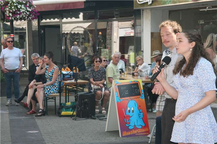 Lena M. Hendlinger und Lukas B. Engel mit einem Liebeslied.