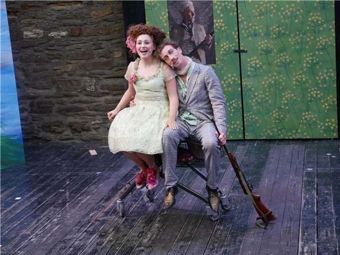 Lena Maria Hendlinger und Lukas Benjamin Engel überzeugen als Liebespaar Käthchen und Wilhelm.