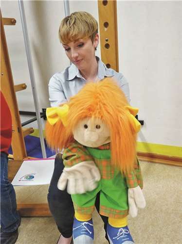 Lena Müller vom DRK Landesverband lieh der Handpuppe PAULA ihre Stimme.