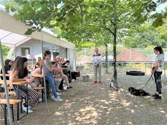 Lena Neuhaus, aus dem Team der Tierpflegerinnen, hatte Josy mitgebracht. Foto: privat