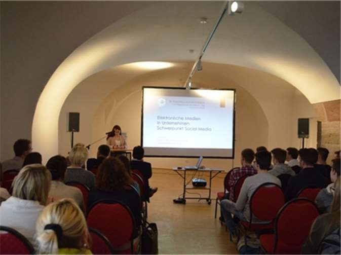 Lena Poss, Schülerin der FOS, St. Franziskus-Schule, bei ihrem Vortrag. privat