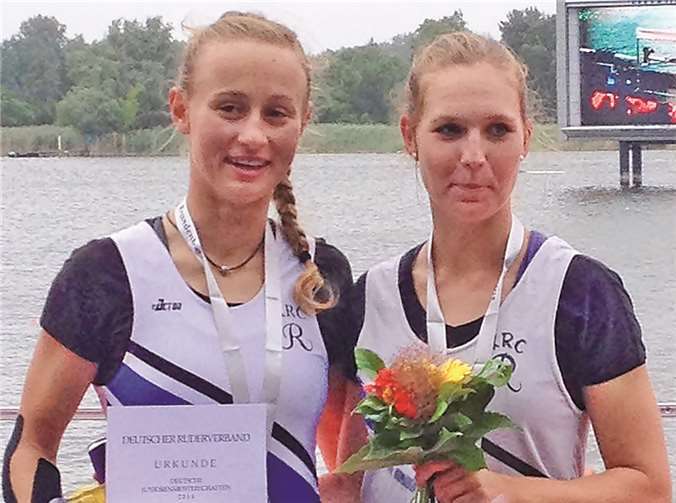 Lena Reuß (links) und Katharina Lang nach dem Gewinn der Goldmedaille bei den deutschen Nachwuchs-Meisterschaften in Brandenburg.Renate Reuß